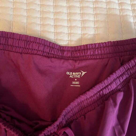 Old Navy Active 3” Dolphin Hem Shorts - Picture 3 of 3